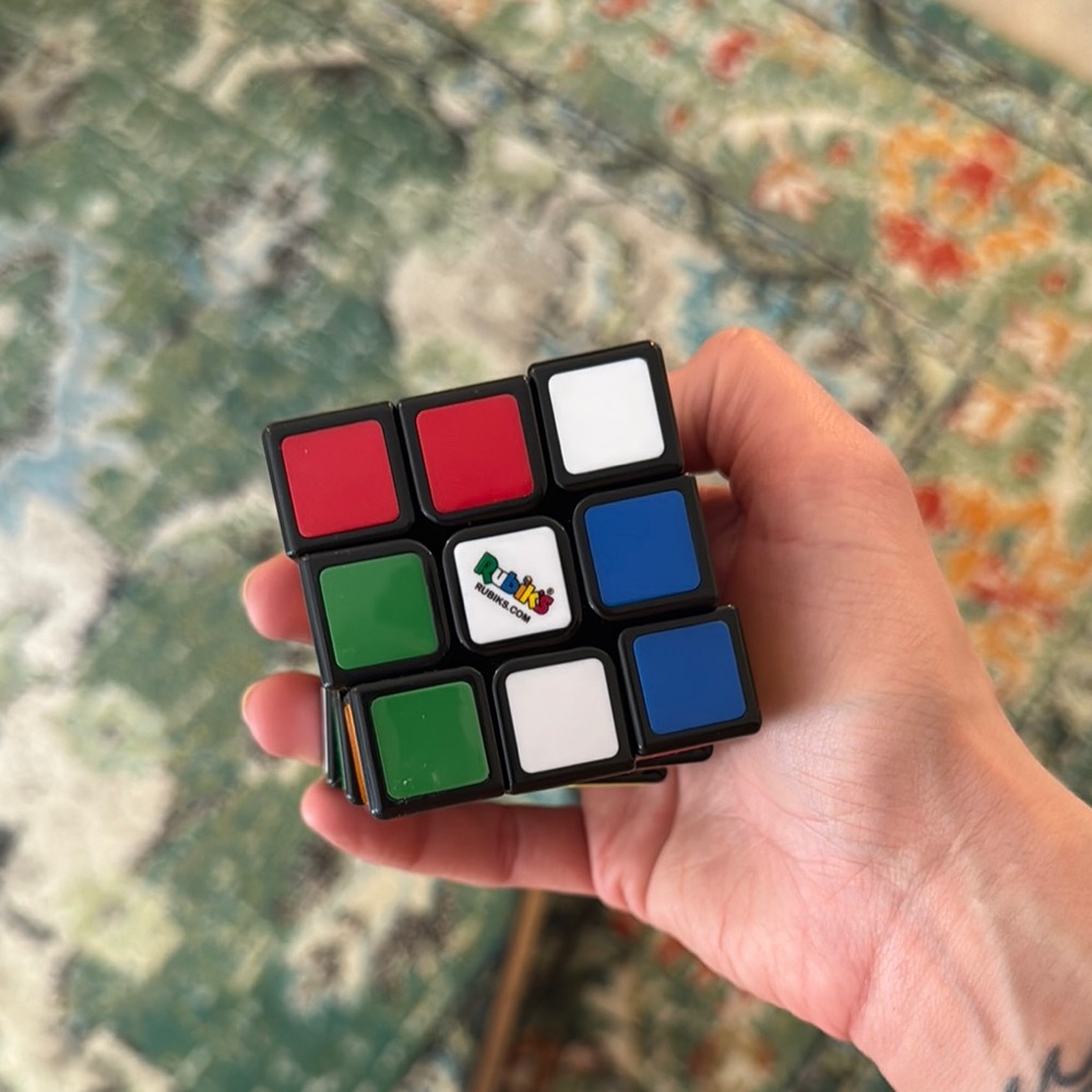 Red and Green Puzzle Cube Game
